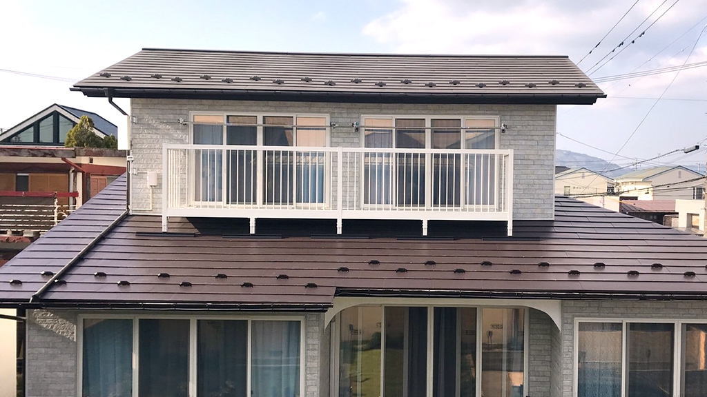 屋根をリフォームした家の外観：福島県伊達市の屋根と雨どいの専門店：駒田板金
